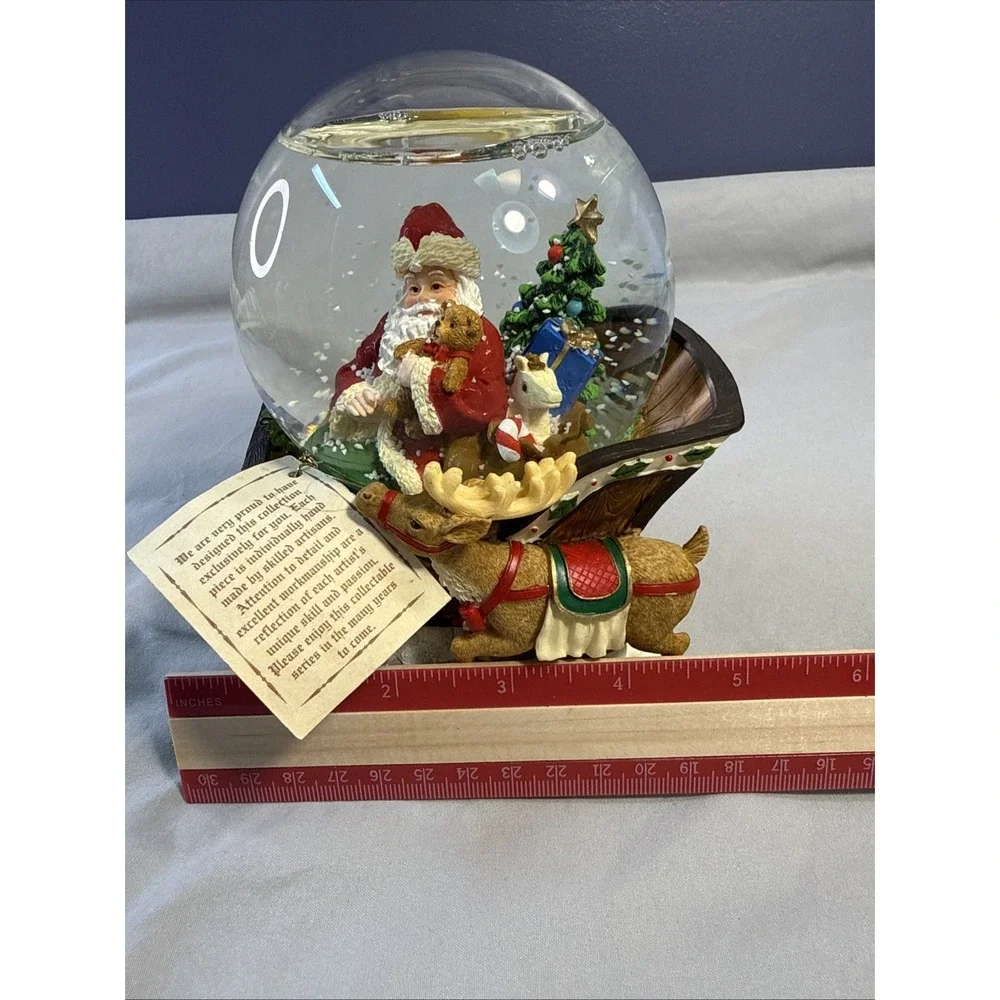 2005 Target Santa Sleigh Reindeer Musical Snow Globe Here Comes Santa Claus WT